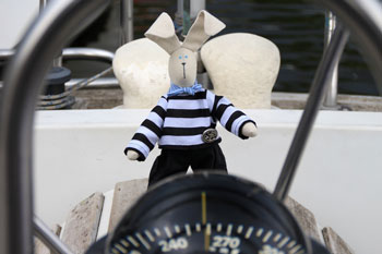 Кролик-моряк отправляется в путешествие на яхте. Присоединяйтесь!